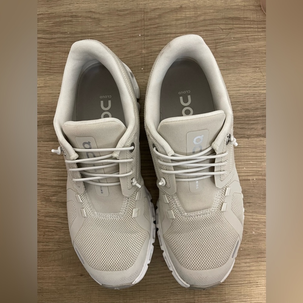 On Running Cloud 6 women’s Running Shoes - color pearl/ white